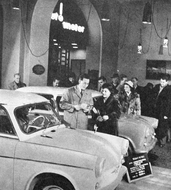 A kép, amely „A budapesti Autószalonban” szöveggel jelent meg 1960 végén az AM címoldalán. Trabant, illetve P-50 Limousine és Combi típus került akkor kiállításra. Méghozzá a P-50/1 sorozat tagjai, amelyek ugyan 500 cm3-es, de már nem 18, hane