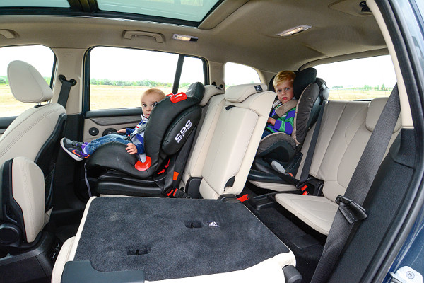 Magas üléspozíció és nagy üvegfelületek jellemzik a BMW-t. A harmadik sor jó szívvel csak gyermekeknek ajánlható. Fotó: Hilbert Péter