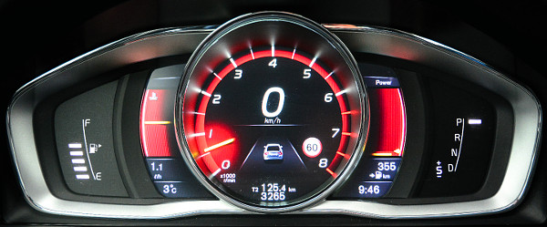 Vörös háttér, középen a fordulatszámmérő: a műszerfal három stílusa közül ez illik legjobban az autóhoz. Fotó: Hilbert Péter