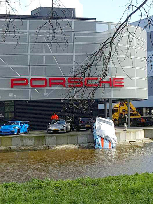 Talán az esőtől próbálják védeni a vízbe csúszott autót?
