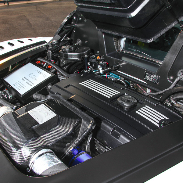Középmotorosnak építették a roadstert, a hajtásról BMW erőmű gondoskodik. A büszke gravírozott típustáblán a legfontosabb jellemzőket sorolják