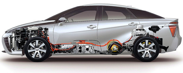 Az első ülések alatt lapul az üzemanyagcella, hátul pedig az akkumulátor. A váltakozó áramú, állandó mágneses villanymotor a Lexus RX 450h-ból származik