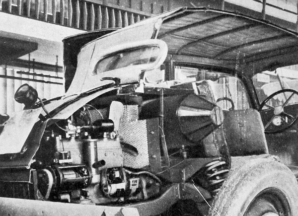A régi szakembereknek és a fiatal autórajongóknak egyaránt sok érdekességet mutat egy ilyen 1934-ből származó farmotoros Mercedes