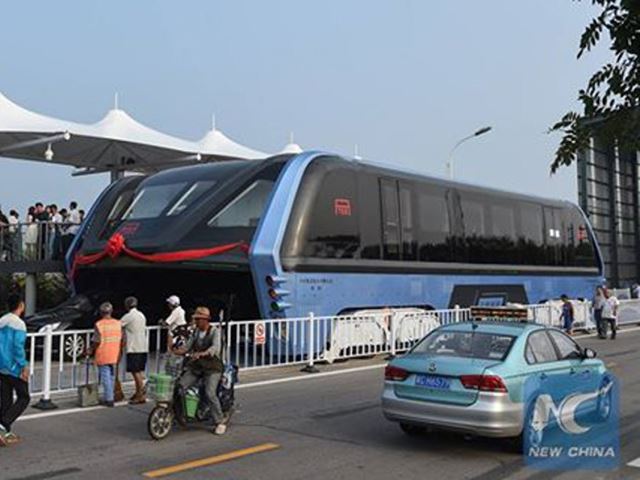A kínaiak nem szórakoznak, tényleg itt a dugó felett suhanó busz! (Fotó: autoevolution.com)