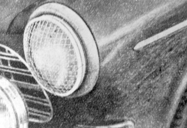 A kőzúzalékkal borított észak-európai utakon a lámpaüvegeket dróthálóval védik – a gyorsan előző járművek kőzáporai ellen