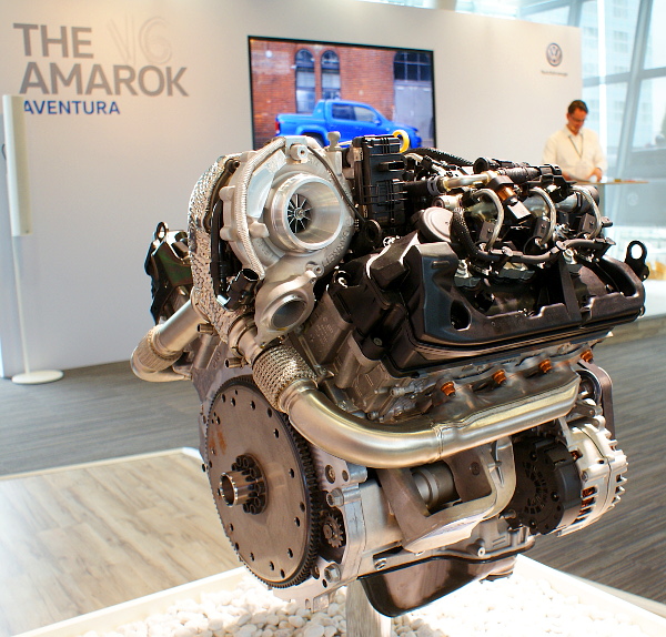 Alacsony fordulaton üzemel az egy turbós V6-os TDI, bődületes erővel húz