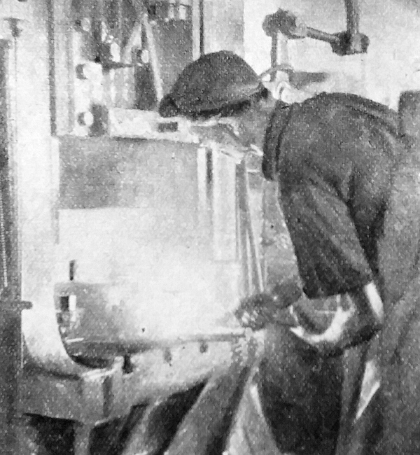 Az alaktalan, fehéren izzó acélból a kovácsológép súlyos kalapácsának egyetlen csapása nyomán kész a sajtolt alkatrész