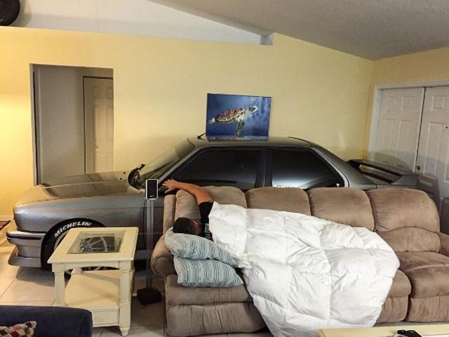 Féltette a BMW-t, bevitte hát a lakásba a hurrikán elől (Fotó: carbuzz.com)