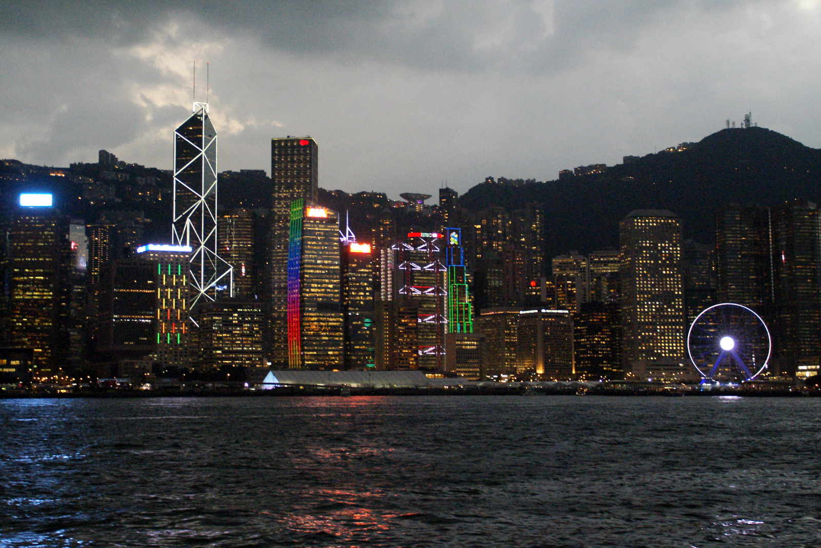 Hong Kong szívében alakították ki a Formula E pályát, a nagy sátor a 3000 VIP-vendégé, a kisebbek a csapatok szállásai