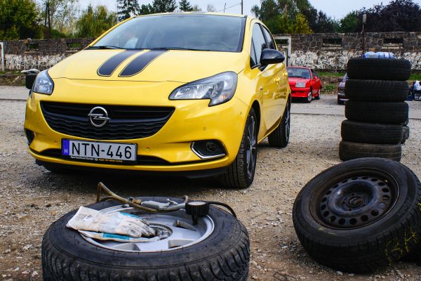 Sajátos környezetben, Opelek között a Corsa Color Edition. A helyszín a Visonta melletti versenypálya. Fotó: Lővei Gergely és Szabó Róbert