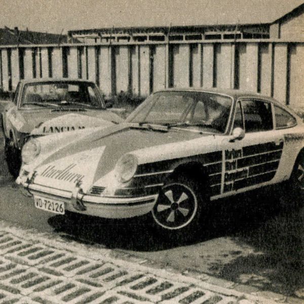 A félszemű Porsche, amely egyik fényszóróját ugyan elveszítette az úton, de szerencsére hathengeres, léghűtéses boxermotorjának új kori 190 DIN lóerejéből nem sok hiányozhatott