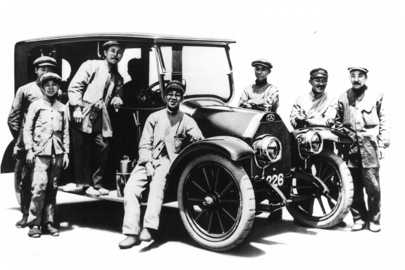 История 63. Mitsubishi 1917. Автомобиль Mitsubishi model a 1917. Митсубиси в 1917 году. Mitsubishi первый автомобиль.