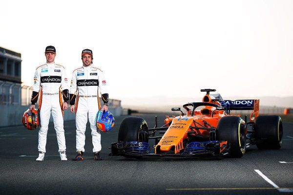 Vandoorne, Alonso és az MCL33 (Fotó: McLaren)
